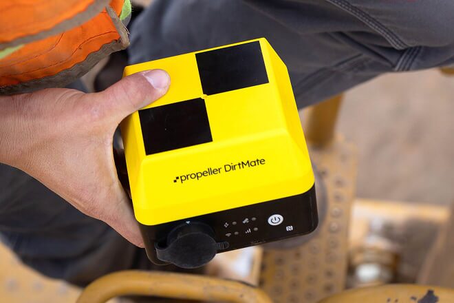 Person handing over a dirtmate